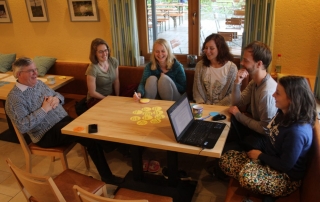 Sie haben Spaß bei der Seminarplanung: Pater Georg, Miriam, Melanie, Eva, Lukas und Lea