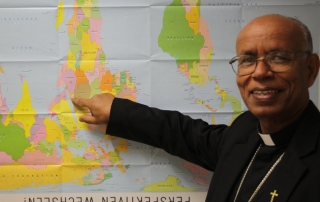 Erzbischof Menghesteab Tesfamariam zeigt Eritrea auf der Weltkarte