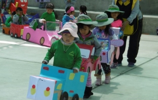 Kinder des Kindergartens "San Daniel Comboni" beim Verkehrsunterricht