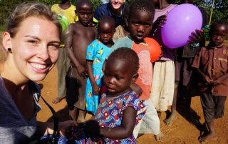 Paulina mit Kindern in Alenga