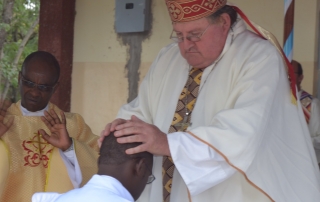 Abraham Sireu wird von Bischof Morris Crowley zum Priester geweiht