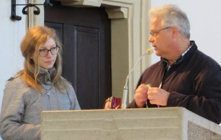 Bruder Friedbert überreicht Katharina die Geschenke