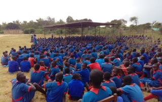 Mädchen der Girls Primary School beim täglichen Gebet