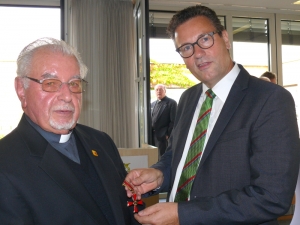 Pater Schmidpeter mit Minister Hauk