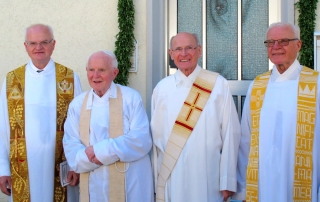 Die Jubilare (v.l.): Pfarrer Hermann Weiß, Pater Aurelian Weiß, Diakon Bernhard Weiß und Pater Alois Weiß