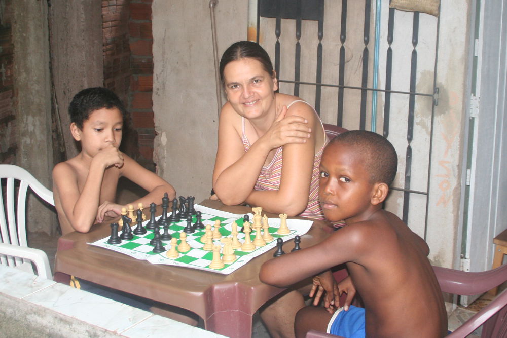 Barbara Ludewig beim Schach spielen in Brasilien