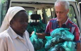 Bruder Bernhard Hengl organisiert Lebensmittel und gibt sie an Missionsstationen weiter