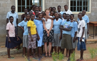 Missionarin auf Zeit Johanna Weis mit ihrer Schulklasse in Kacheliba, Kenia