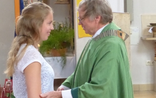 Pater Herbert Gimpl wünscht Lena alles Gute