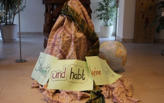 Dekoration: Berg mit Weg und Schild "Steht auf und habt keine Angst"