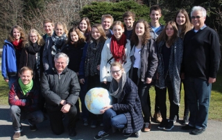 Unsere MaZ und Teamer - hintere Reihe, v.li.: Meike, Simone, Timo, Lena, Klara, Anne-Marie, Lisa, Alexander, Paulina, Raphael, Judit, Niko, Alyssa, Rebekka, Bruder Friedbert; vordere Reihe v.li. Lukas, Pater Georg und Miriam