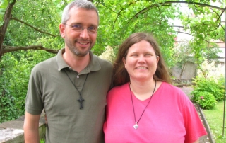 Missionarin auf Zeit (MaZ) Pia Schildmair mit Pater Günther Hofmann