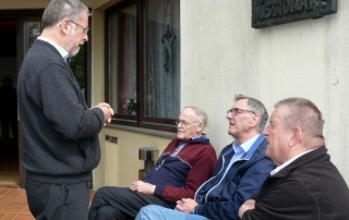 Von links: Pater Provinzial Karl Peinhopf mit Bruder Bruno Haspinger, Bruder Hans Dieter Ritterbecks und Bruder Siegfried Ruch während einer Pause