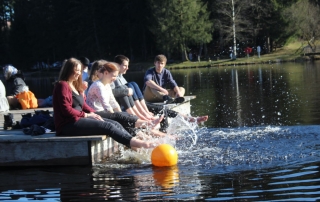 Das Wasser im See ist zwar noch kalt, aber auch sehr erfrischend!
