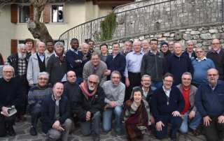 Gruppenfoto aller Teilnehmer und Teilnehmerinnen des Symposiums