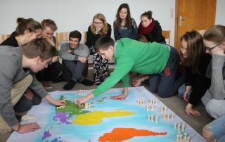 Wie viele Menschen leben jeweils auf den Kontinenten? Unsere MaZ diskutieren und schätzen die Zahlen