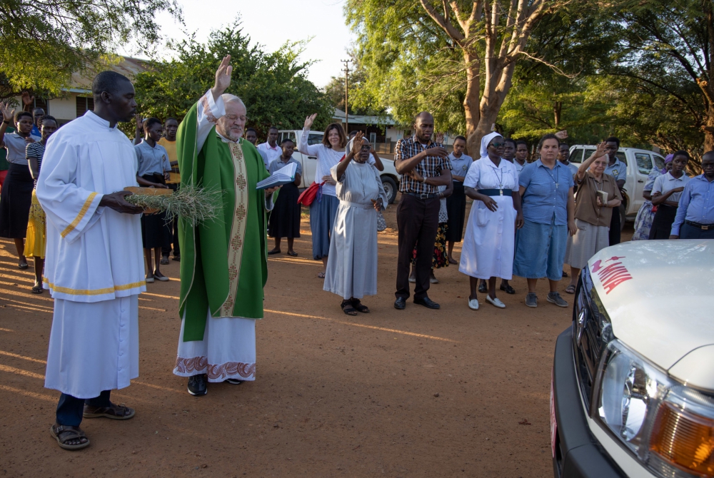 Matany (Uganda): Segnung eines Ambulanzfahrzeugs für das St. Kizito Hospital durch Pater Josef Altenburger; Foto: Ernst Zerche