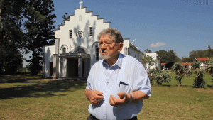 P. Bernhard Riegel vor der Kirche in Maria Trost, Südafrika.