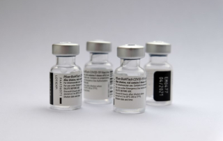 4 leere Ampullen des Impfstoffes gegen Sars Covid 19 von der Fa. Biontech/Pfizer, Jan. 2021, Foto: Kasa Fue commons.wikimedia.org/wiki/File:Impfstoff_COVID_19.jpg