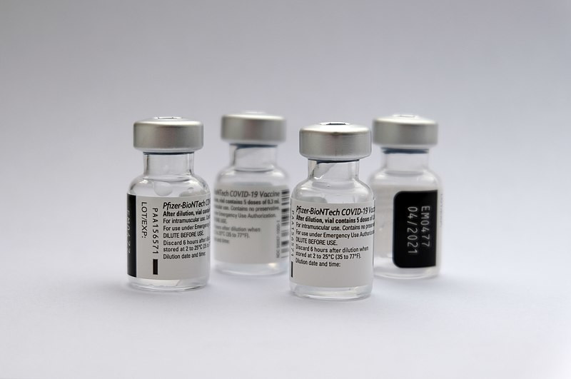 4 leere Ampullen des Impfstoffes gegen Sars Covid 19 von der Fa. Biontech/Pfizer, Jan. 2021, Foto: Kasa Fue commons.wikimedia.org/wiki/File:Impfstoff_COVID_19.jpg