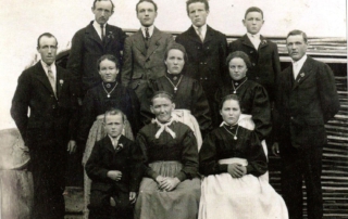 Familie Pezzei aus Laguscel im Jahr 1920