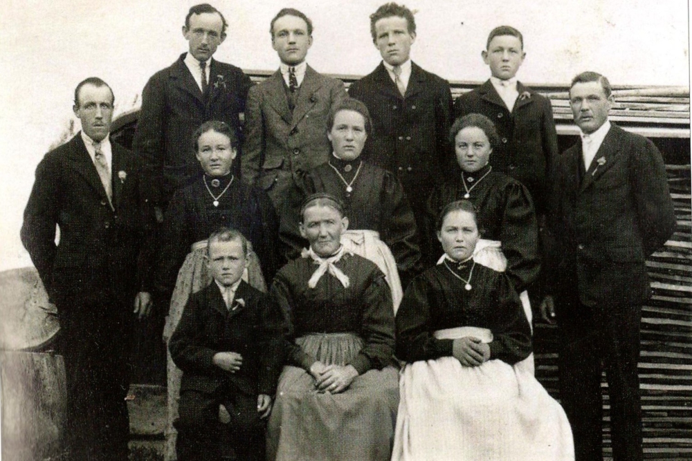 Familie Pezzei aus Laguscel im Jahr 1920