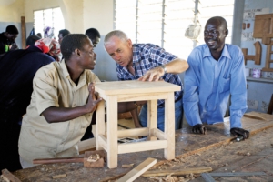 Bruder Konrad Tremmel packt auch in der Schreinerei mit an, wenn sein Sachverstand gefragt ist. Der versierte Handwerker und Combonibruder leitet das Comboni Vocational Institute in Gulu. Die 1995 eroeffnete Schule gilt als die führende berufsbildende Schule in Norduganda.