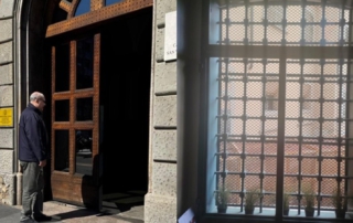 Gefängniseingang und Blick aus einem vergitterten Gefängnisfenster in Mailand