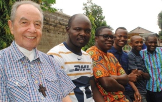 Pater Fernando Zolli mit Scholastikern in Kinshasa in der Demokratischen Republik Kongo