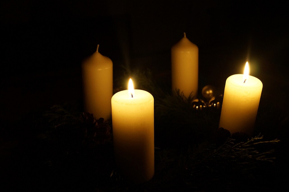 Adventskranz mit zwei brennenden Kerzen
